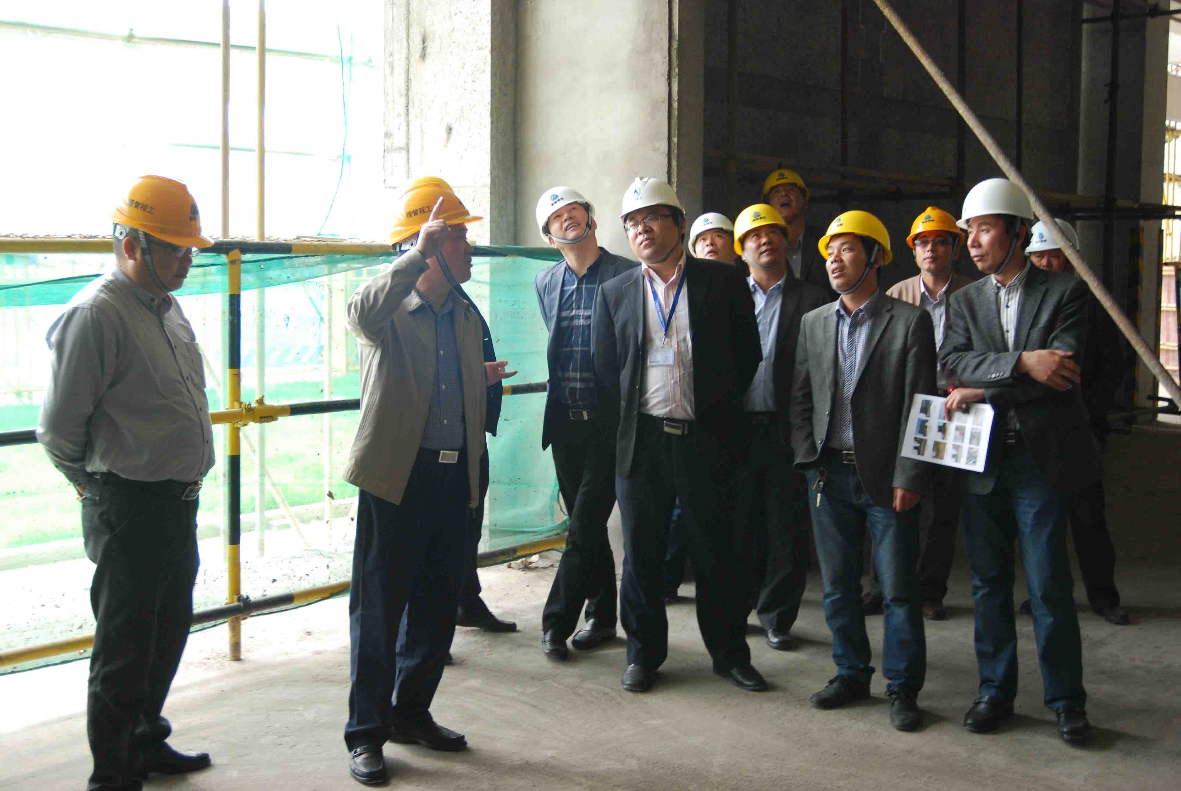 董事长率全体项目经理等观摩工地现场.jpg